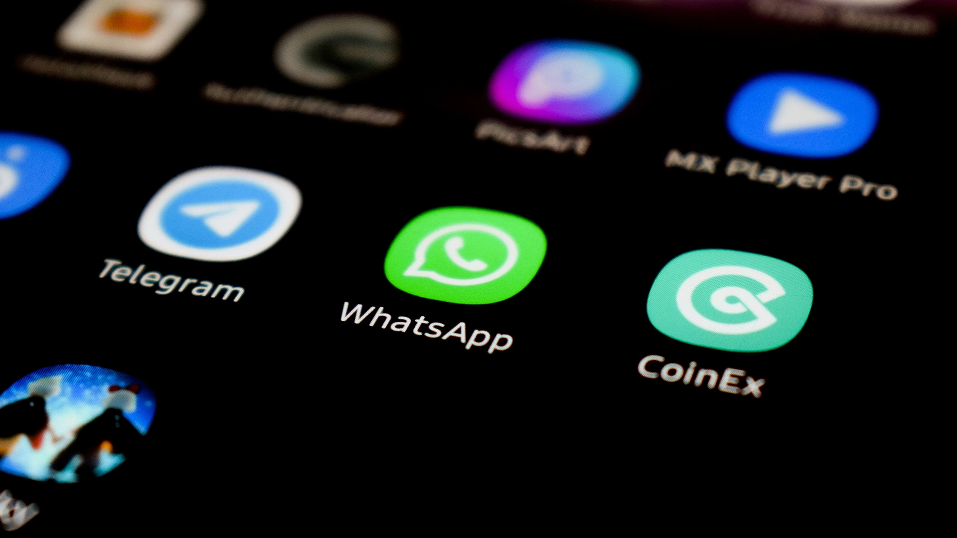 WhatsApp משיקה מודעות בסטטוס, מוסיפה תכונות ערוץ בתשלום